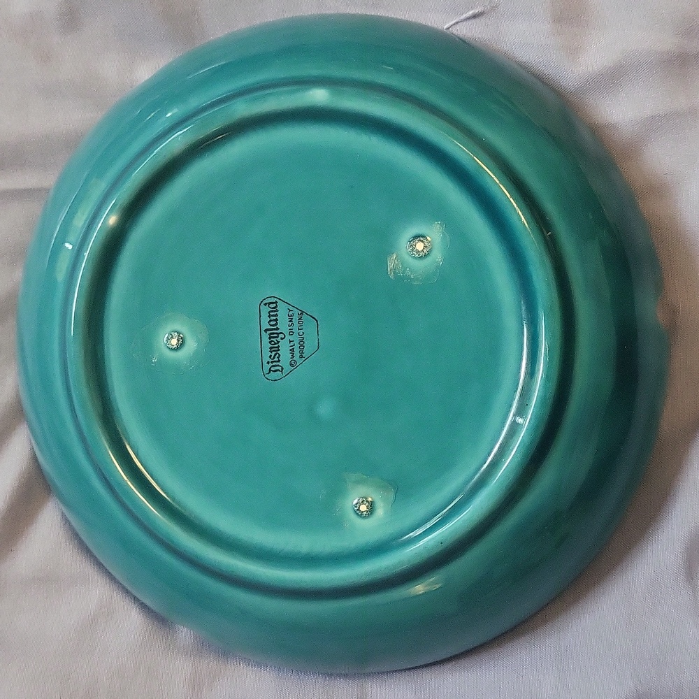 VTG Disneyland Crest Ashtray - Picture 2 of 2